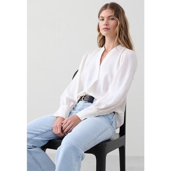 Banana Republic Tops - NEW Banana Republic Women's White Crepe Long Sleeve V Neck Blouse Top Size S